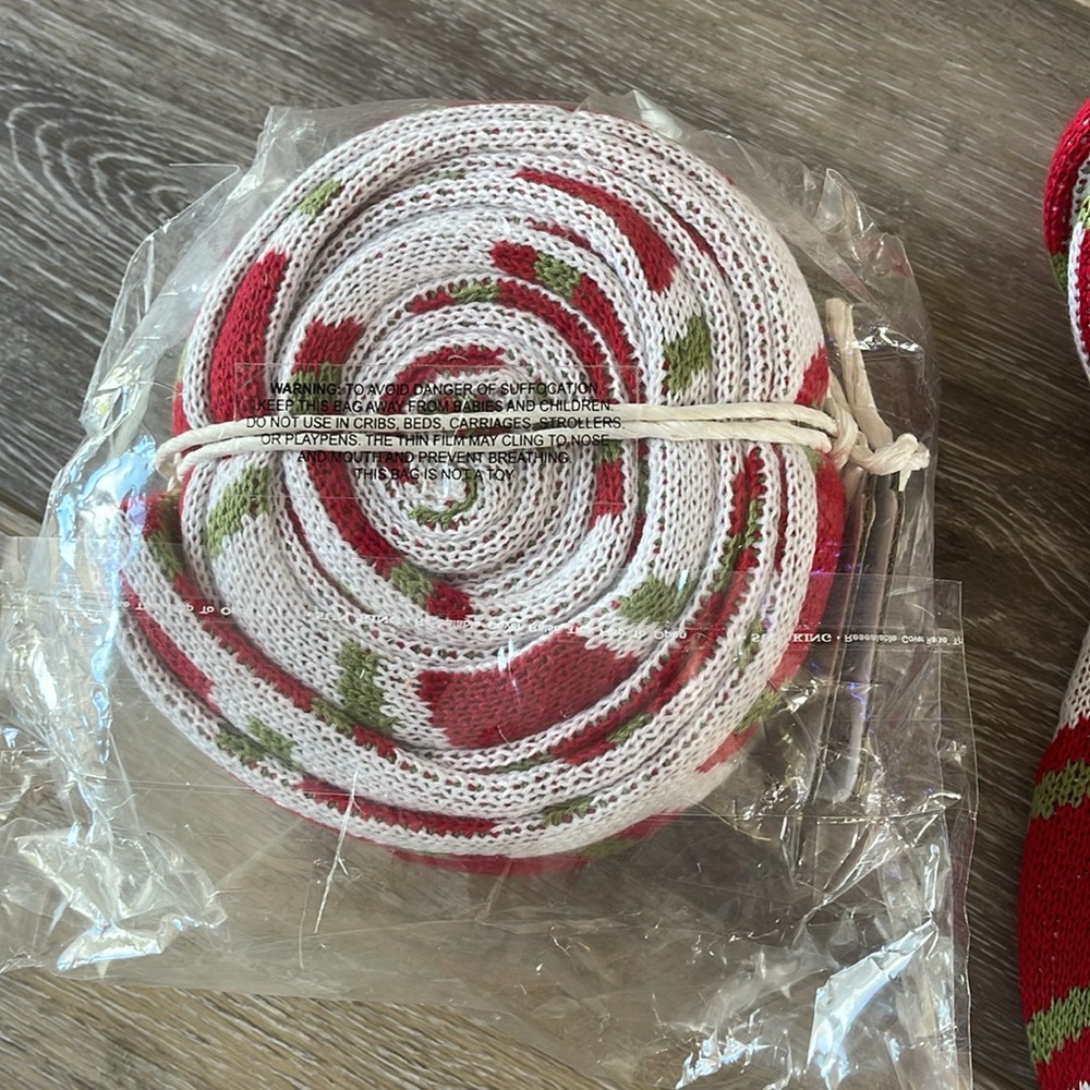 Crate and Barrel Christmas Garland - Picture 4 of 4